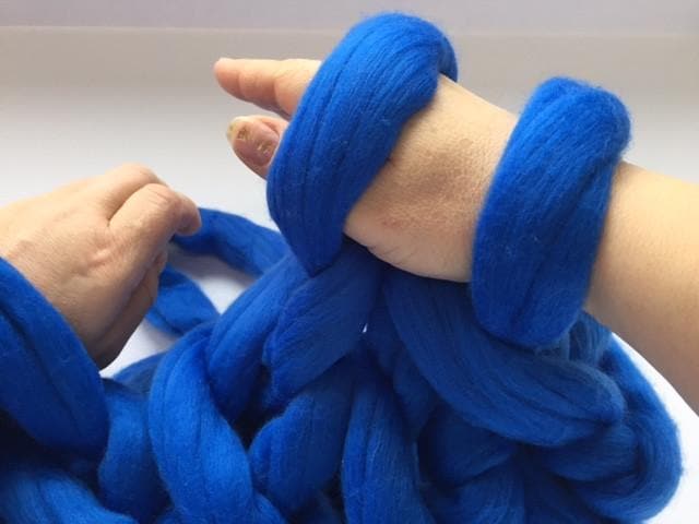 DIY Arm Knitting Kit for a blanket 35x50 – BeCozi