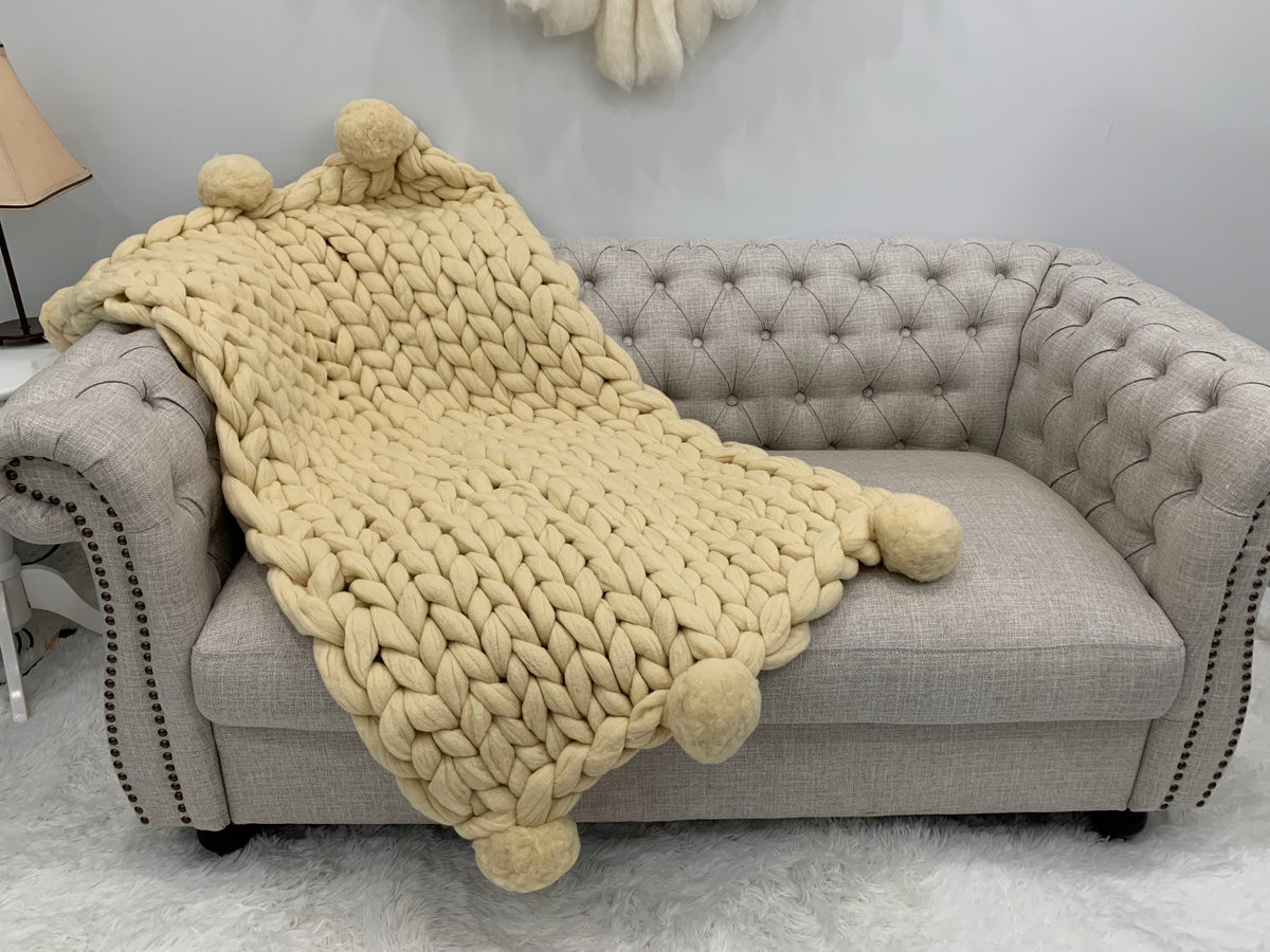 Merino Wool Blanket with Pom Poms BeCozi