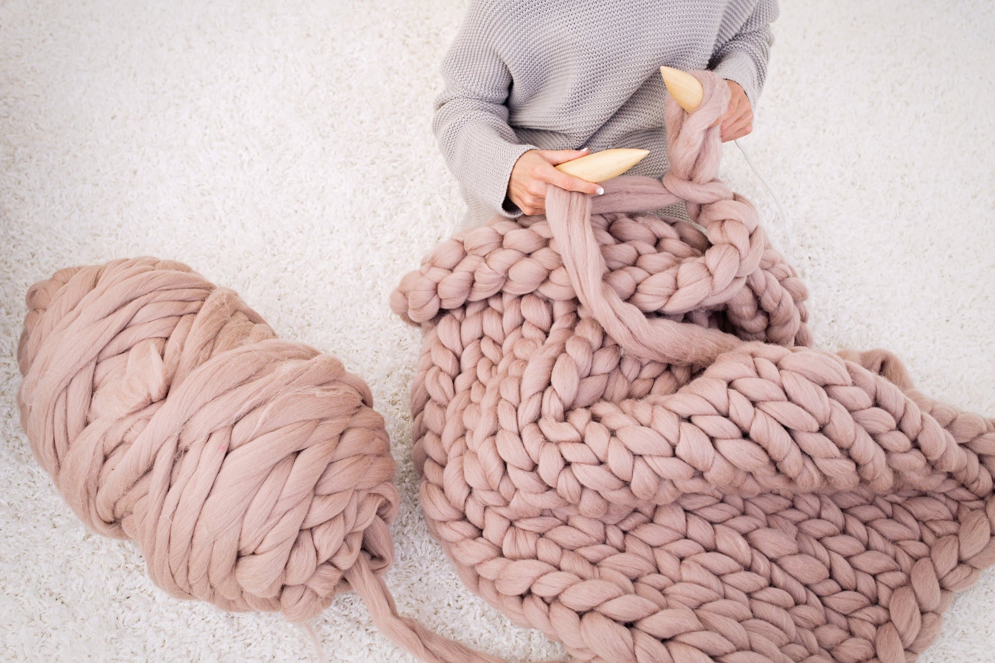 Knitting bags made of giant yarn without knitting needles