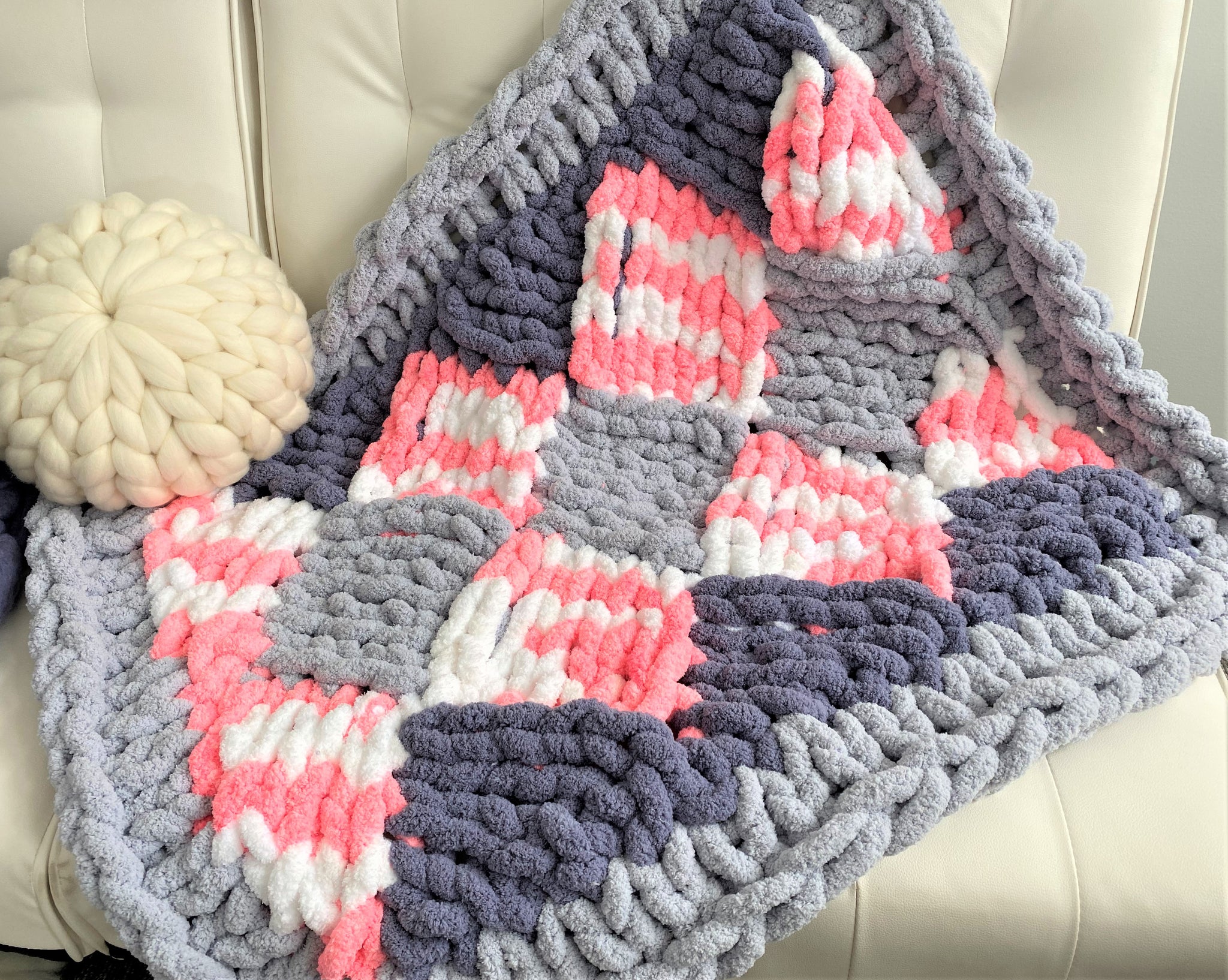 How to Hand Knit a Baby Blanket. BeCozi Variegated color chenille yarn 